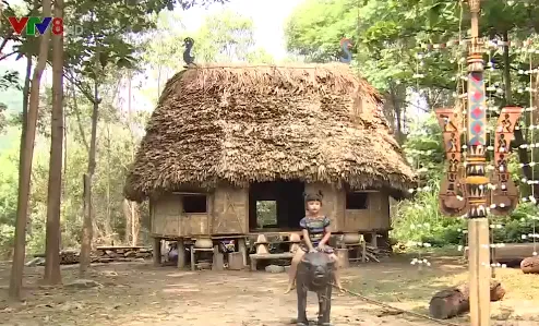 Người Cơ tu làm du lịch