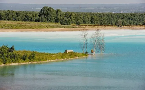 Hồ nhiễm độc thành điểm nóng “check-in”