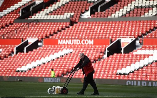 Manchester United gửi chuyên gia chăm sóc mặt cỏ đi du đấu cùng CLB