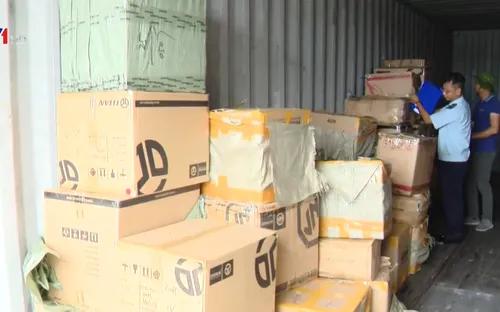 Phát hiện 1 container phụ kiện điện thoại Trung Quốc giả mạo xuất xứ Việt Nam