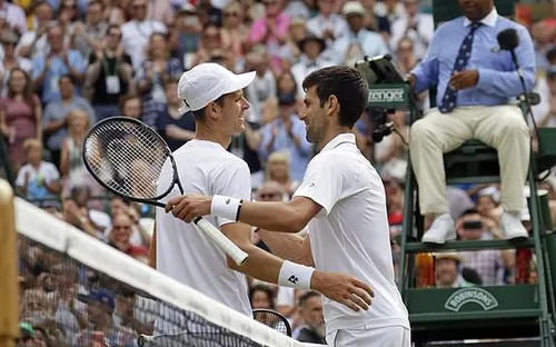 Vòng 3 Wimbledon 2019: Novak Djokovic thắng kịch tính tay vợt trẻ người Ba Lan
