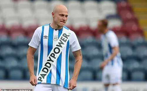 Huddersfield Town bị phạt vì vi phạm quy định về quảng cáo trên áo đấu