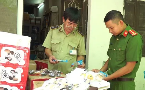 Thu giữ số lượng lớn bánh kẹo không rõ nguồn gốc