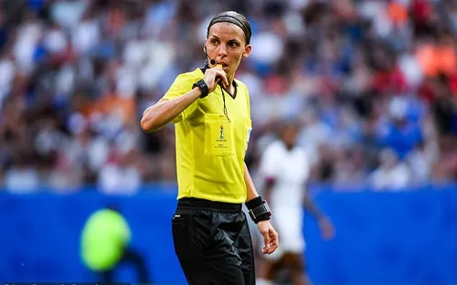 UEFA bảo vệ trọng tài Stephan Frappart trước thềm Siêu Cúp Châu Âu