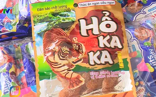 Bắt 3 tấn bánh kẹo không rõ nguồn gốc