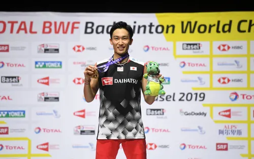 Momota bảo vệ thành công chức vô địch giải cầu lông thế giới