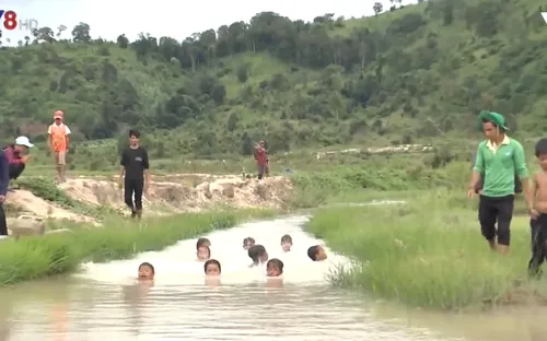 Lớp dạy bơi của các chàng thanh niên dân tộc J’rai