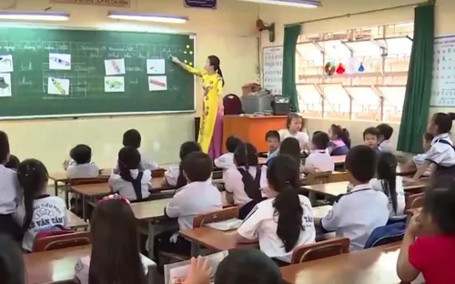 Giáo viên “rà” thông tin lạc hậu để bổ sung, cập nhật khi dạy học