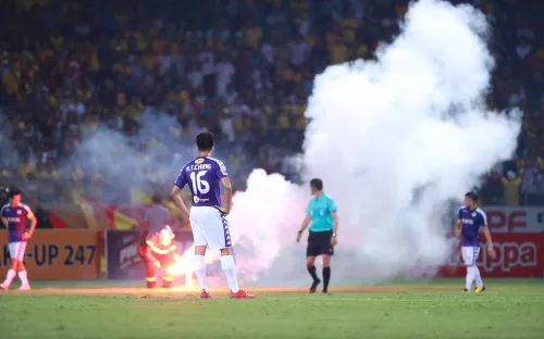 Xác định hai đối tượng đốt pháo sáng và đánh cảnh sát trên sân Hàng Đẫy