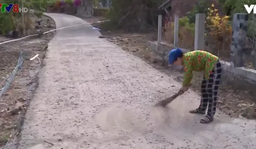 Đường giao thông nông thôn chưa bàn giao đã hỏng