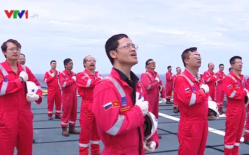 Trang nghiêm lễ chào cờ trên mỏ dầu khí Hải Thạch - Mộc Tinh