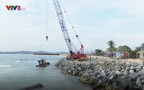 Gấp rút thi công kè chống sạt lở bờ biển Khê Tân, Quảng Ngãi