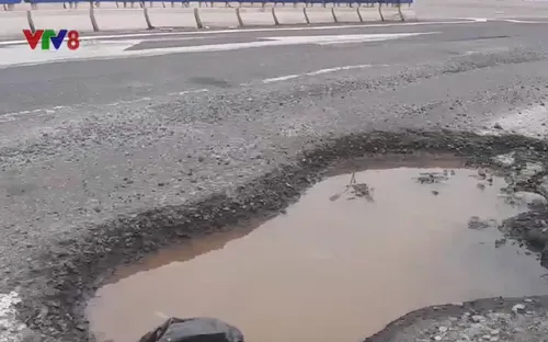 Cao tốc Đà Nẵng - Quảng Ngãi lại xuất hiện "ổ trâu"