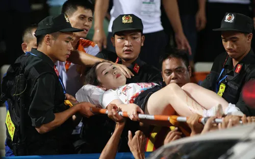 Khởi tố đối tượng bắn pháo sáng khiến nữ CĐV trên sân Hàng Đẫy trọng thương