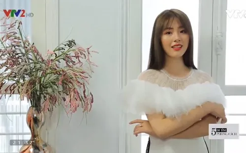 Biến tấu áo dài truyền thống với ren và lưới