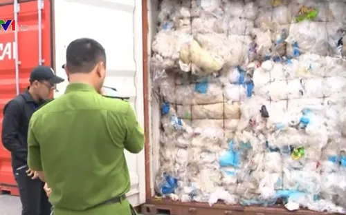 Trục xuất hàng nghìn container phế liệu