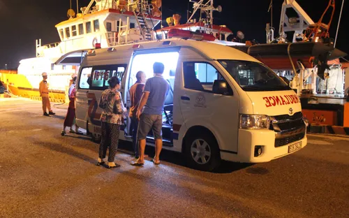 Dây lưới đứt quật vào người, ngư dân nguy kịch trên biển