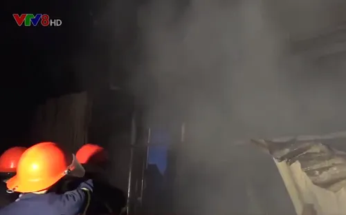Đà Nẵng: Cháy kho hàng, 2 xe tải bị thiêu rụi