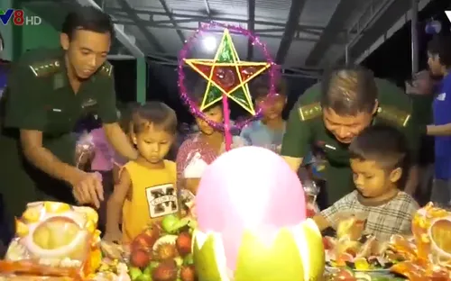 Trung Thu sớm của trẻ em vùng lũ