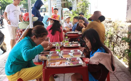 Quảng Ngãi: "Đi chợ" trên facebook, nấu cơm miễn phí cho người nghèo