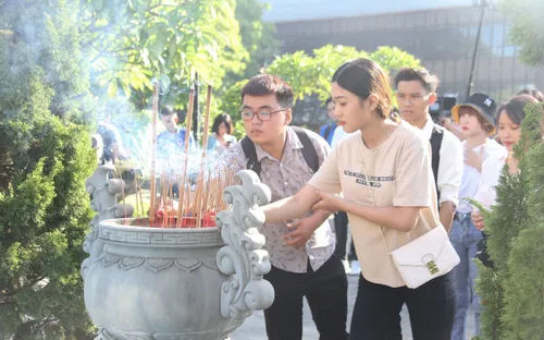 Đà Nẵng: Bạn trẻ dâng hương tưởng niệm các anh hùng liệt sĩ