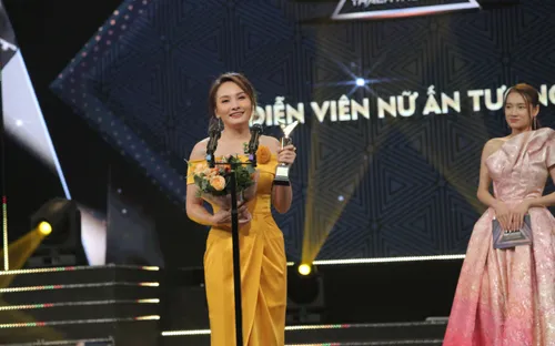 NSND Trung Anh bối rối, Bảo Thanh bật khóc khi nhận giải Diễn viên ấn tượng