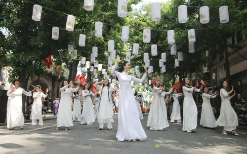 Phụ nữ Hà Thành mặc áo dài, nhảy dân vũ trên phố bích họa Phùng Hưng