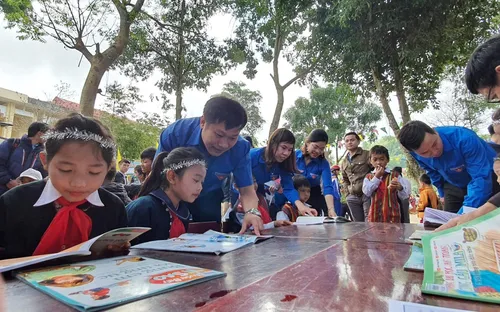 Thanh niên Quảng Trị mang “ước mơ Xuân” đến với trẻ em vùng sâu, vùng xa