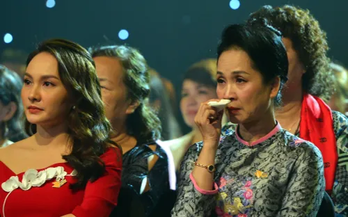 NSND Lan Hương, Bảo Thanh và dàn nghệ sĩ rơi nước mắt tại Gala Việc tử tế 2020