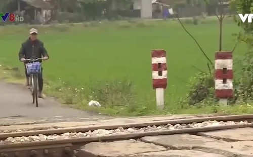 Nguy cơ tai nạn vì vi phạm hành lang an toàn giao thông đường sắt