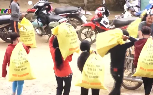 Hàng Tết về với người dân vùng sạt lở núi ở Quảng Ngãi