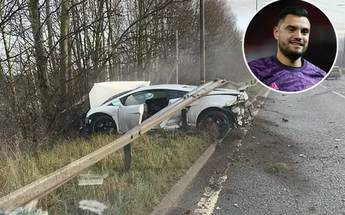 Xe của thủ môn Sergio Romero gặp nạn trên đường tới sân tập Carrington