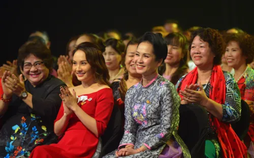 Các nghệ sĩ gửi lời chúc Tết chương trình Việc tử tế và khán giả truyền hình