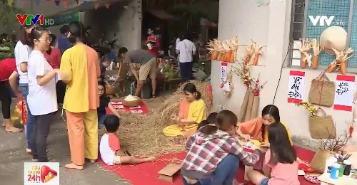 Những bà mẹ góp tiền mở chợ quê