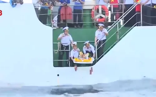 Đoàn công tác Trường Sa  tưởng niệm chiến sĩ hy sinh trận chiến Gạc Ma