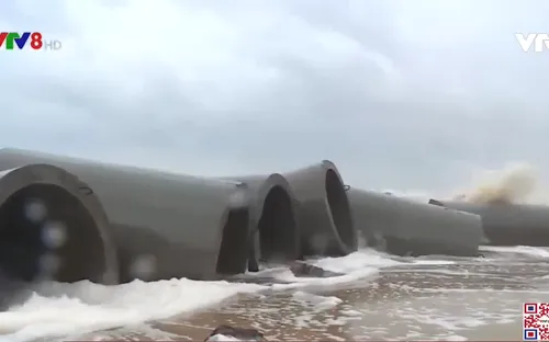 Quảng Bình sóng cuốn trôi hàng nghìn mét đê biển