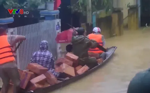 Thừa Thiên - Huế: Tiếp tục cứu trợ khẩn cấp cho người dân vùng lũ