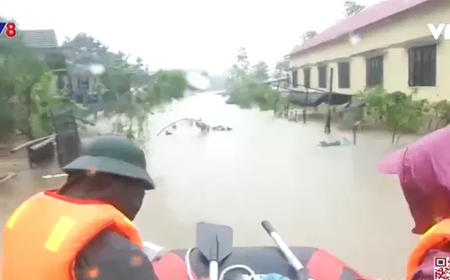 Thừa Thiên - Huế: Lực lượng vũ trang cứu trợ người dân vùng lũ