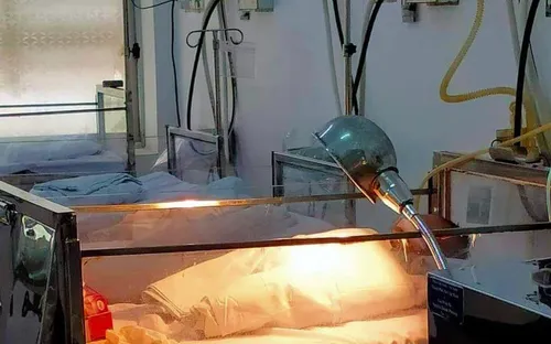 Bé sơ sinh nguyên dây rốn bị vứt bỏ trong túi nylon ven đường