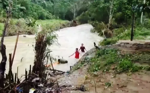 Vượt sông "cõng" lương thực hỗ trợ người dân vùng lũ