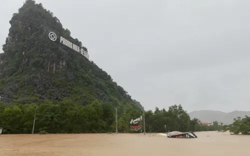 Quảng Bình: Thị trấn Phong Nha chìm trong nước lũ