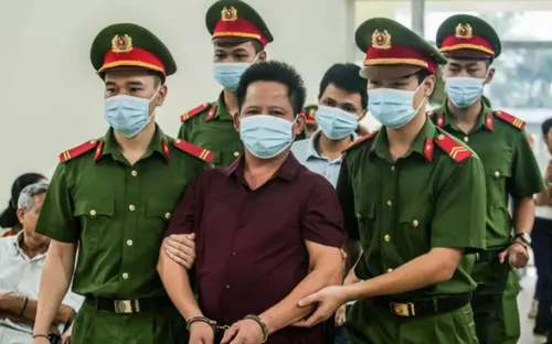 12 tháng tù giam cho chủ quán bắt khách quỳ xin lỗi