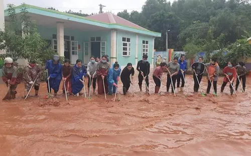 Hơn 100.000 học sinh Hà Tĩnh trở lại trường sau lũ