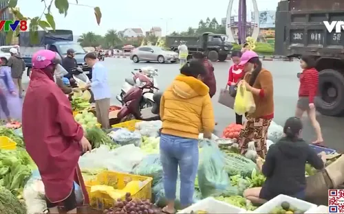 Khan hiếm hàng hóa lương thực ở vùng lũ