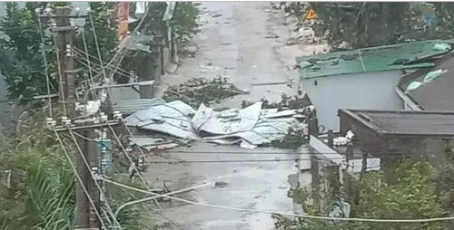 VIDEO: Mái tôn bay như lá, sóng biển dâng cuồn cuộn ở Quảng Ngãi