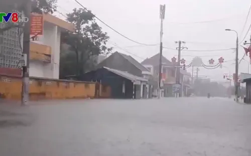 Hà Tĩnh: Nước lũ lên nhanh do mưa lớn