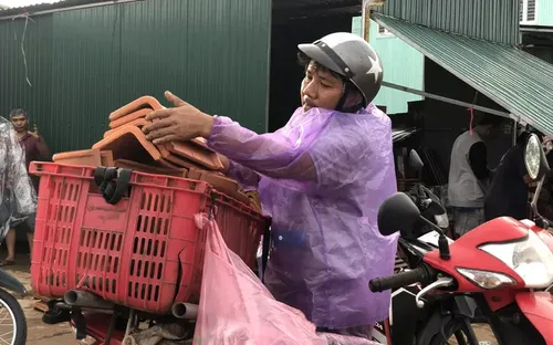 Sau bão, hàng ngàn người Quảng Ngãi chen lấn đi mua ngói
