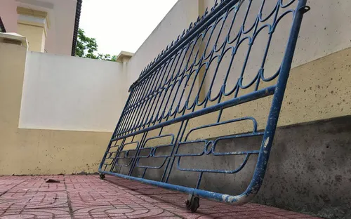 Sập cổng trường, đè lên học sinh lớp 3