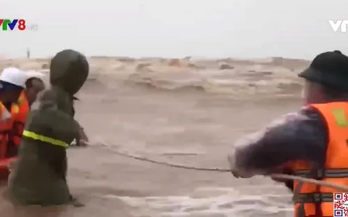 Quảng Trị cứu hộ thành công 8 thuyền viên bị nạn trên biển