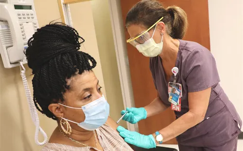 Pfizer thử liều vaccine COVID thứ ba, tăng miễn dịch gấp 20 lần phòng biến chủng mới